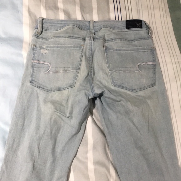 Light washed ripped American Eagle jeans - Picture 4 of 5